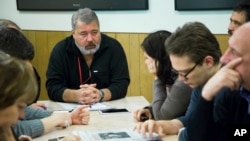 En esta fotografía de archivo del viernes 9 de octubre de 2015, Dmitry Muratov, editor de Novaya Gazeta, centro izquierda, asiste a una reunión de planificación con el consejo editorial, en Moscú, Rusia.