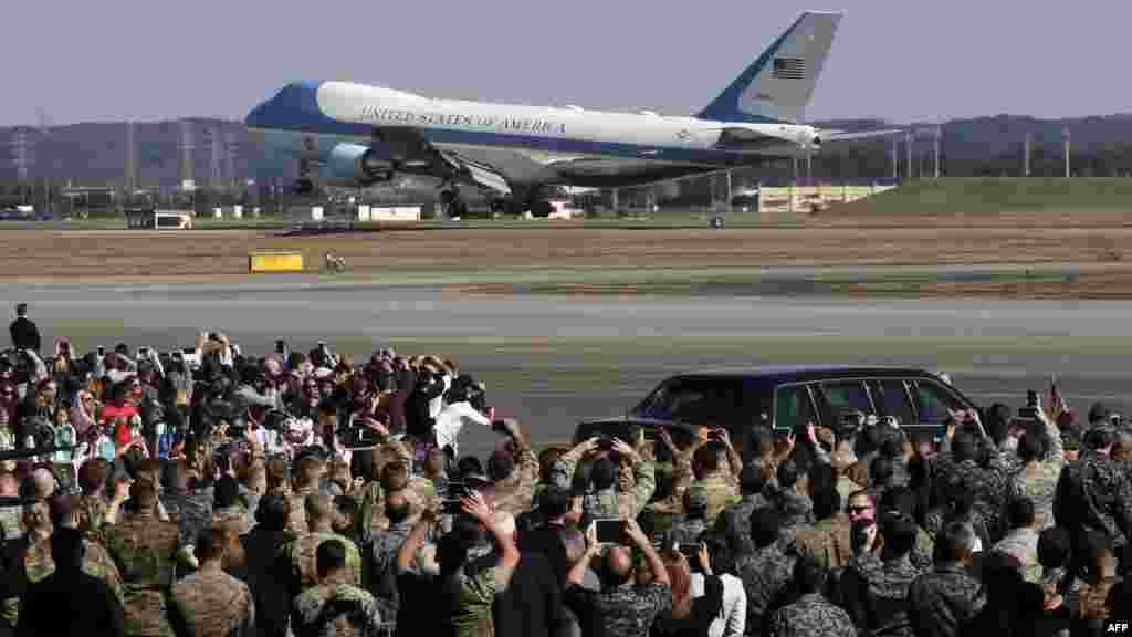 Air Force One &nbsp;arrive à la base aérienne américaine de Yokota, à la périphérie de Tokyo, le 5 novembre 2017.