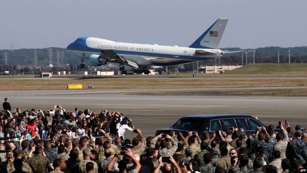 Air Foice One đến căn cứ U.S. Yokota trên đường đưa TT Trump đi công du Châu Á.