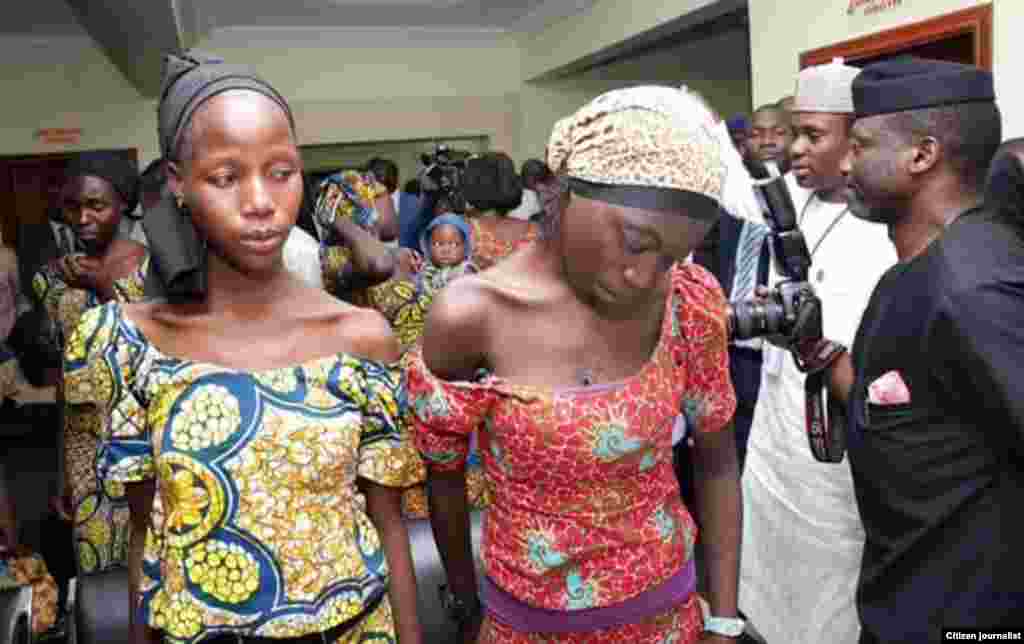 Jami'an gwamnatin Najeriya suna ganawa da 'yan matan Chibok su 21 da aka sako alhamis 13 Oktoba,m 2016 a Abuja