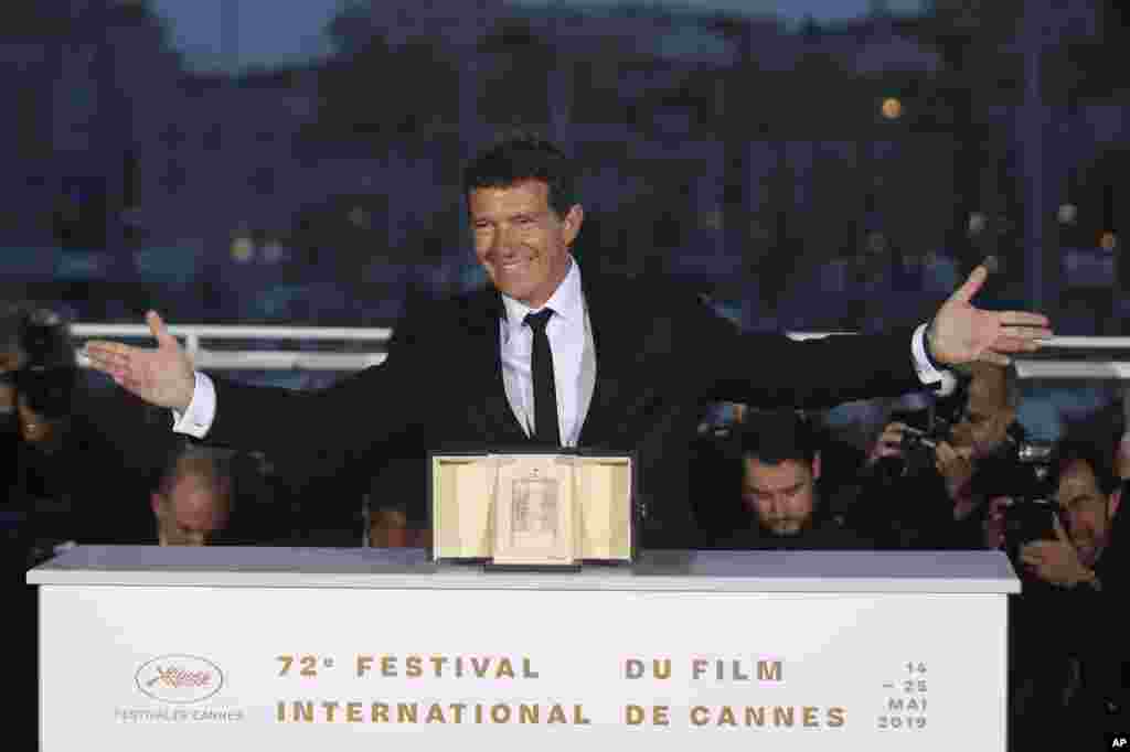 Actor Antonio Banderas poses with the best actor Palme d&#39;Or award for the film &#39;Pain and Glory&#39; following the awards ceremony at the 72nd international film festival, Cannes, southern France, May 25, 2019.