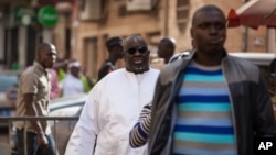 Papa Massata Diack, au centre, fils de l'ancien président de l'IAAF Lamine Diack arrive au commissariat central de Dakar, au Sénégal, lundi 17 février 2016. 