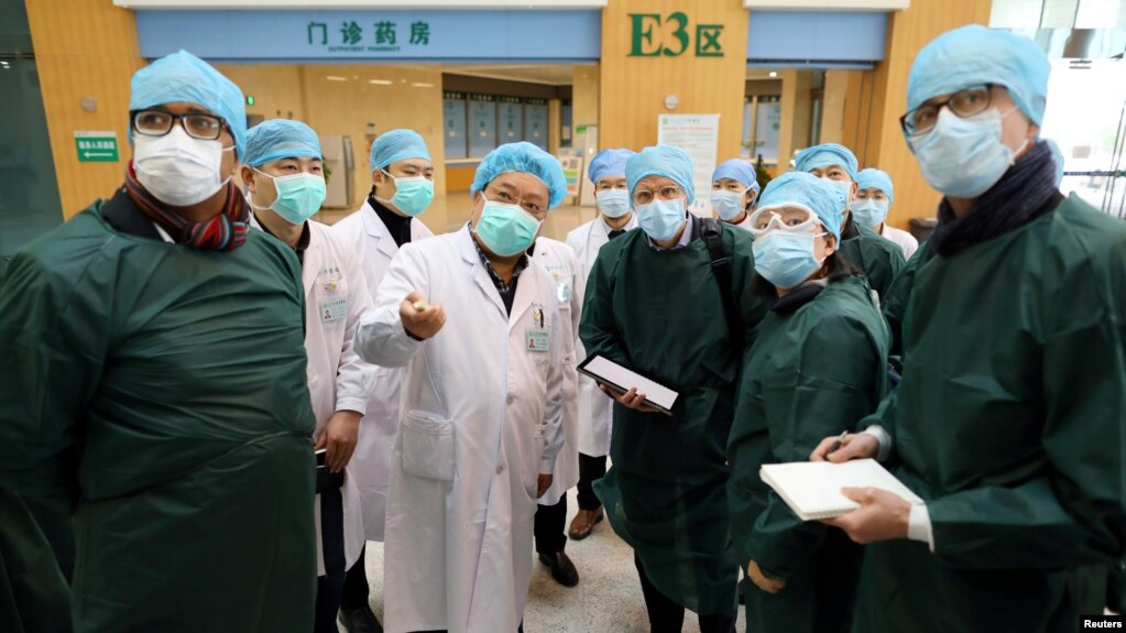 资料照：新冠疫情在武汉爆发初期，世卫组织与中国的医学专家们视察武汉同济医院。（2020年2月23日）(photo:VOA)