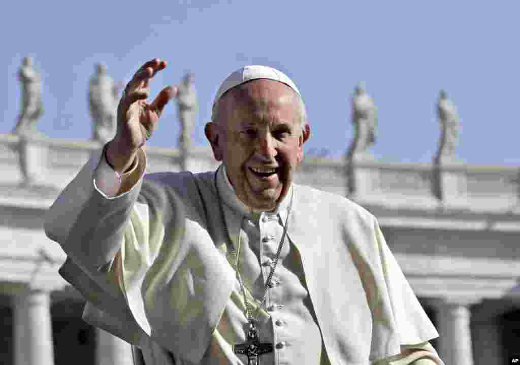 بازدید هفتگی پاپ فرانسیس رهبر کاتولیک های جهان از میدان سنت پیترز واتیکان