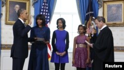 Predsednik Barak Obama polaže zakletvu na ceremoniji u Beloj kući