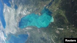 Danau Ontario di Amerika Utara, tempat tumbuhnya plankton-plankton musim panas, dilihat dari Stasiun Antariksa Internasional di NASA.