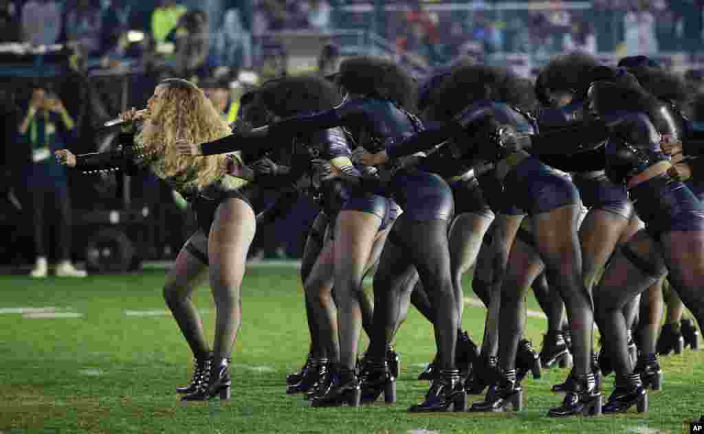 តារាចម្រៀង Beyonce (ខាងឆ្វេង) ធ្វើការសម្តែងនៅអំឡុងពេលសម្រាកពាក់កណ្តាលតង់នៃការប្រកួតបាល់ឱបអាមេរិក NFL Super Bowl 50 កាលពីថ្ងៃទី០៧ ខែកុម្ភៈ ឆ្នាំ២០១៦ នៅក្រុង Santa Clara រដ្ឋ California។ 