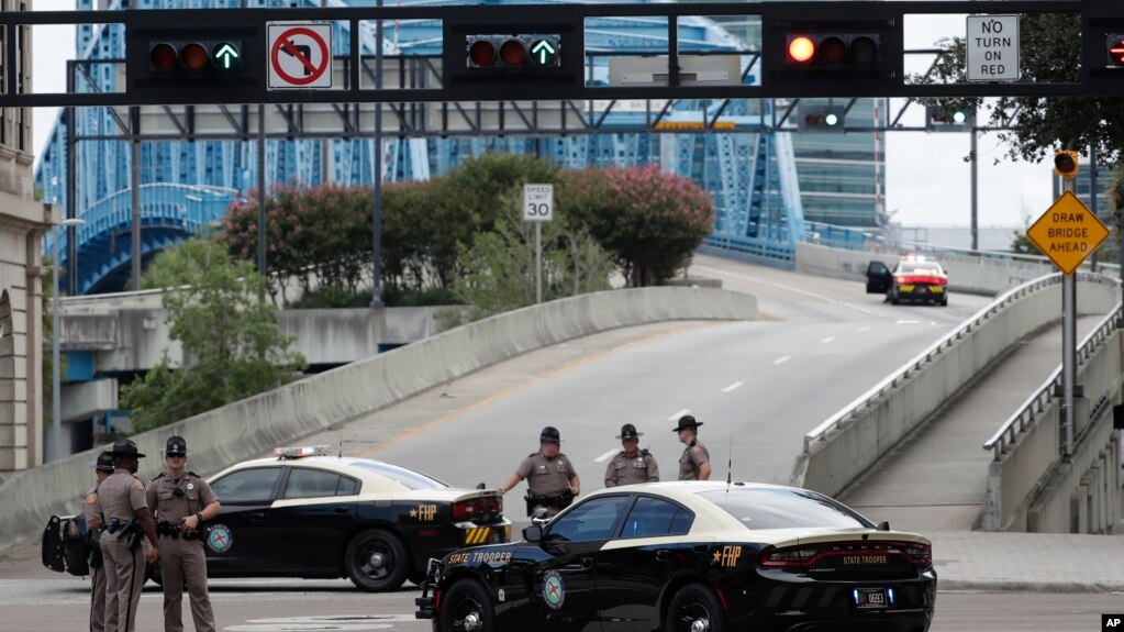 La policía bloqueó la entrada al Main Street Bridge cerca del luygar del masivo tiroteo en Jacksonville Landing, Florida, el domingo, 26 de agosto de 2018.
