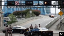 La policía bloqueó la entrada al Main Street Bridge cerca del luygar del masivo tiroteo en Jacksonville Landing, Florida, el domingo, 26 de agosto de 2018.