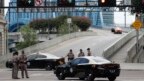 Des patrouilleurs de l’autoroute de Floride bloquent l’entrée du pont de la rue Main, près de la scène d’une fusillade à Jacksonville Landing, à Jacksonville, en Floride, le 26 août 2018.