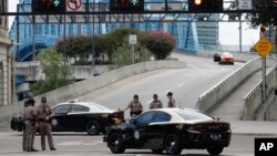 Des patrouilleurs de l’autoroute de Floride bloquent l’entrée du pont de la rue Main, près de la scène d’une fusillade à Jacksonville Landing, à Jacksonville, en Floride, le 26 août 2018.