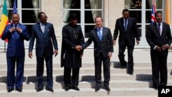 French President Francois Hollande, third right, shakes hands with Nigeria President Goodluck Jonathan, third left as other African presidents look on.