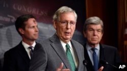 El líder de la mayoría en el Senado, Mitch McConnell (centro), de Kentucky, habla durante una conferencia de prensa en el Capitolio en Washington, el 6 de marzo de 2019.