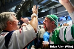 Two fans shout back and forth prior to kickoff of Super Bowl LII, the NFL championship game between the New England Patriots and the Philadelphia Eagles, in Minneapolis, Minnesota (Brian Allen/VOA)