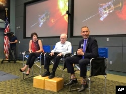 天文物理学家尤金·帕克（中）在关于帕克太阳探测器的记者会上（2018年8月9日）