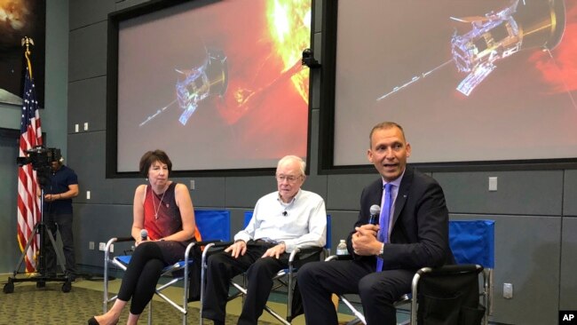 Astrofizikani Eugene Parker me shkencÃ«tarÃ«t e Universitetit "Johns Hopkins"