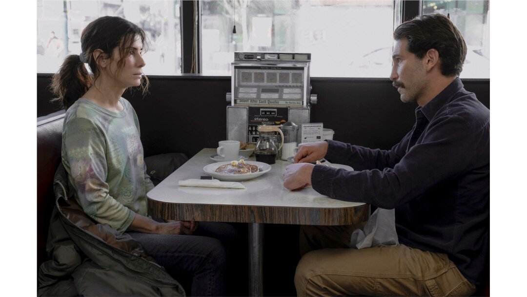 Sandra Bullock (kiri) dan Jon Bernthal dalam sebuah adegan dari "The Unforgivable." (Kimberley French/Netflix via AP)