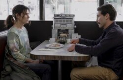 Sandra Bullock (kiri) dan Jon Bernthal dalam sebuah adegan dari "The Unforgivable." (Kimberley French/Netflix via AP)