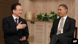 인도네시아 발리에서 열린 동아시아정상회의에 참석해 원자바오 중국총리와 개별회담을 나누는 바락 오바마 미국 대통령