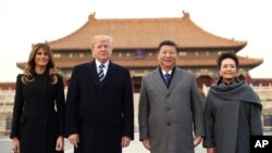 Le président Donald Trump, avec la Première dame Melania Trump, aux côtés du président chinois Xi Jinping et de sa femme Peng Liyuan, devant la Cité interdite, le 8 novembre 2017, à Beijing, Chine. 