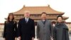 Presiden Donald Trump (kedua kiri), ibu negara Melania Trump (kiri), Presiden China Xi Jinping (kedua dari kanan) bersama istrinya Peng Liyuan (kanan) saat mengunjungi Forbidden City (Kota Terlarang), di Beijing, China, 8 November 2017.
