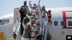 Tawanan perang pendukung kelompok Houthi tiba di bandara Sana'a, Yaman Kamis (15/10) setelah dilepaskan oleh pasukan koalisi pimpinan Saudi. 