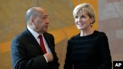 East Timorese Minister of State Agio Pereira and Australian Foreign Minister Julie Bishop talk before signing a treaty during a ceremony at United Nations headquarters, March 6, 2018. 