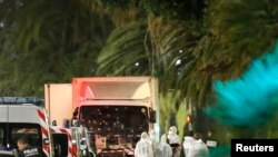 Des officiers de la police scientifique française enquêtent à d’un camion après l’attaque à l’aide d’un gros vehicule qui a causé la mort de plusieurs dizaines des personnes à Nice, France, 14 juillet 2016. REUTERS / Eric Gaillard 