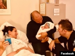 ٹیمائی اور اس کا ہم جنس قانونی شوہر ٹم سمتھ اسپتال میں اپنے نوزائیدہ بچے اور اسے جنم دینے والی خاتون کے ساتھ۔ 11 جولائی 2019