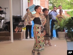 ສ່ວນນຶ່ງຂອງການສະແດງຊຸດເສື້ອຜ້າຊົນເຜົ່າ ແລະແຜ່ນແພຕໍ່າຂອງລາວ