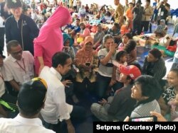 Presiden Jokowi berdialog dengan pengungsi korban tsunami di Kalianda, Lampung, Rabu (2/1) siang (courtesy: Setpres)