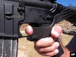 AR-15 소총에 '범프스탁'을 장착해서 자동소총으로 개조한 모습.
