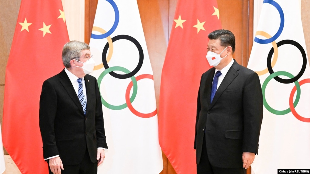 中共党媒新华社发布的中国领导人习近平在北京会见国际奥委会主席巴赫的照片。（2022年1月25日）(photo:VOA)