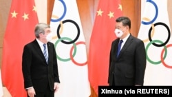 中共黨媒新華社發布的中國領導人習近平在北京會見國際奧委會主席巴赫的照片。 （2022年1月25日）