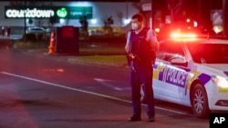 Polisi melakukan pengamanan pasca serangan pisau di supermarket "Countdown" di Auckland, Selandia Baru Jumat sore (3/9).  