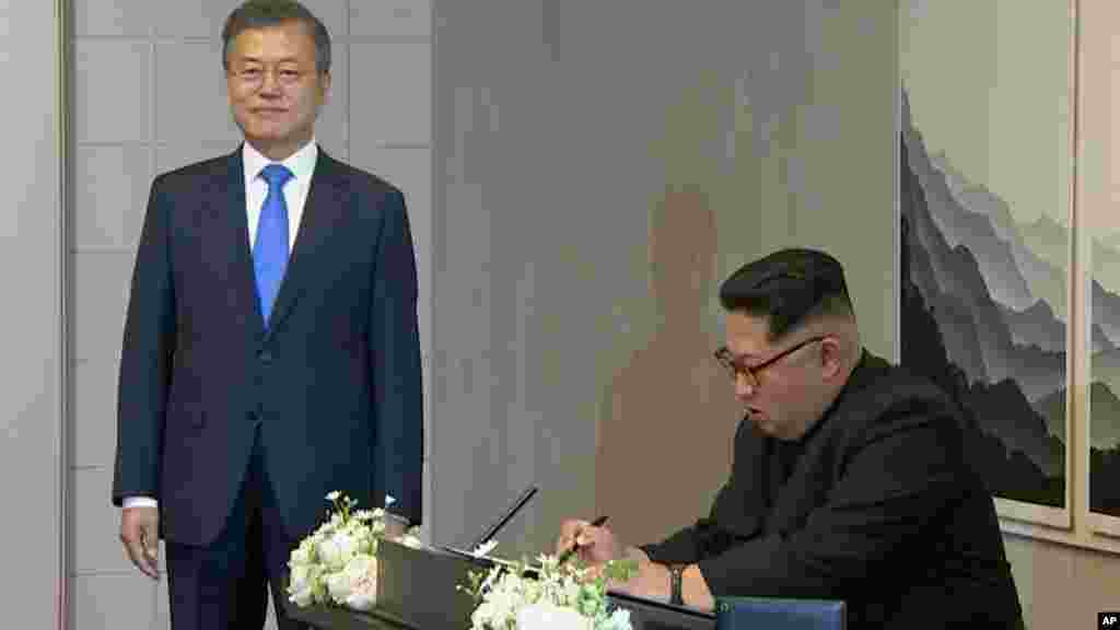 Kim Jong Un firma el libro de invitados junto Moon Jae-in en la Casa de la Paz.