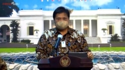 Menko Perekonomian Airlangga Hartarto dalam telekonferensi pers di Istana Kepresidenan Jakarta, Kamis (5/11) tetap optimis perekonomian Indonesia akan bergerak positif pada akhir tahun (Foto: VOA)