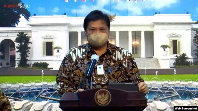 Menko Perekonomian Airlangga Hartarto dalam telekonferensi pers di Istana Kepresidenan Jakarta, Kamis (5/11) tetap optimis perekonomian Indonesia akan bergerak positif pada akhir tahun (Foto: VOA)