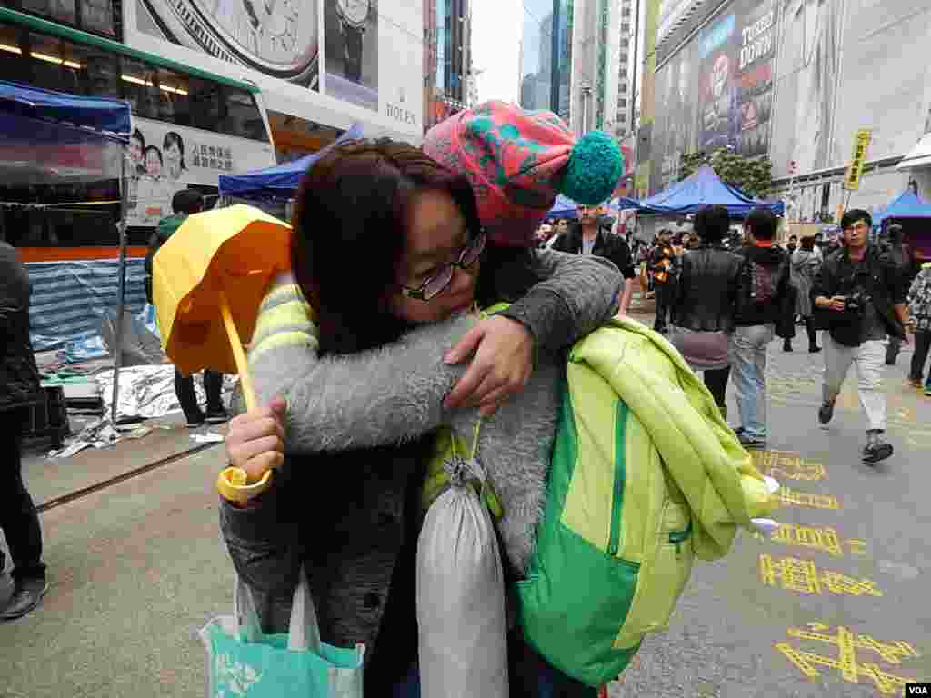 Hong Kong occupiers hug before being arrested, Hong Kong, Dec. 15, 2014. (Iris Tong/VOA)