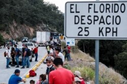 Migran Honduras beristirahat di titik penyeberangan perbatasan El Florido dengan Guatemala, di El Florido, Honduras, 15 Januari 2021.