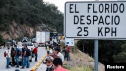 Bamwe mu bimukira bava muri Honduras ku rubibe rwa El Florido rufatanye na Guatemala 