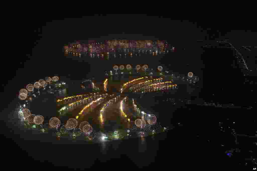 Pháo bông rực sáng trên đảo Palm Jumeirah và World Islands để mừng Năm Mới ở Dubai.