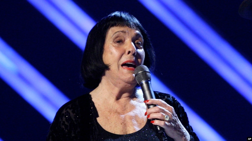 FILE - Keely Smith presents an award at the 50th Annual Grammy Awards in Los Angeles, Feb. 10, 2008. 