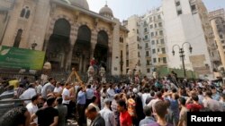 埃及安全部隊和清真寺裡的抗議者一直在緊張對峙
