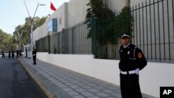 Un policier marocain garde l'entrée du bureau judiciaire d'investigation à Sale, près de Rabat, Maroc, le 29 janvier 2017.