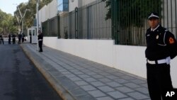 Un policier marocain garde l'entrée du bureau judiciaire d'investigation à Sale, près de Rabat, Maroc, le 29 janvier 2017.