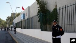 Un policier marocain garde l'entrée du bureau judiciaire d'investigation à Sale, près de Rabat, Maroc, le 29 janvier 2017. (AP Photo/Abdeljalil Bounhar)