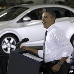 Le président Obama lors d'une visite à une chaine de montage de General Motors à Orion, dans le Michigan