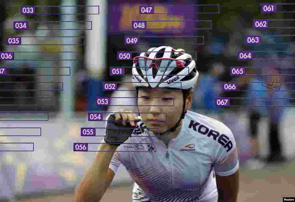 Na Ah-reum dari Korea Selatan dalam babak final balap sepeda untuk perempuan. 