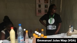 Du chocolat fabriqué au Cameroun exposé à Festicacoa 2019, à Yaoundé, le 10 août 2019. (VOA/Emmanuel Jules Ntap)